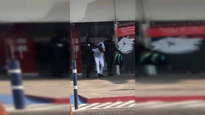 Sujeto con machete aterroriza a gente en plaza de LC y toma de rehén a una empleada