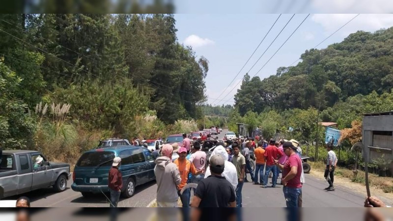 Continúan bloqueados los accesos a Zitácuaro  