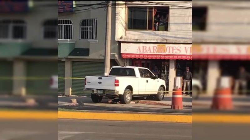 Conductor de camioneta choca 2 autos, se proyecta contra camellón y arrolla a vendedor, en Morelia 