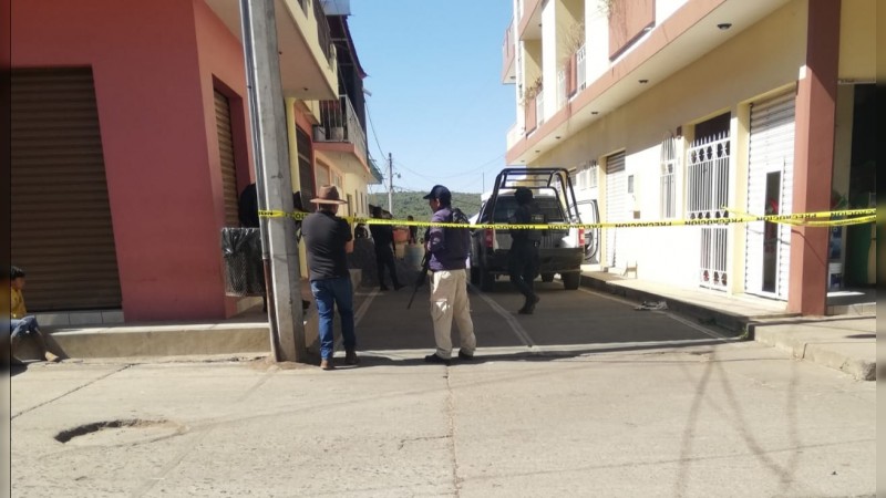Sicarios matan a mujer afuera de su domicilio, en Tancítaro 