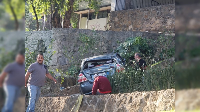 Cae auto en las escaleras de Santa María  