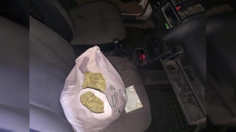 Apatzingán: hallan auto abandonado con 1 kilo de mariguana, en su interior 