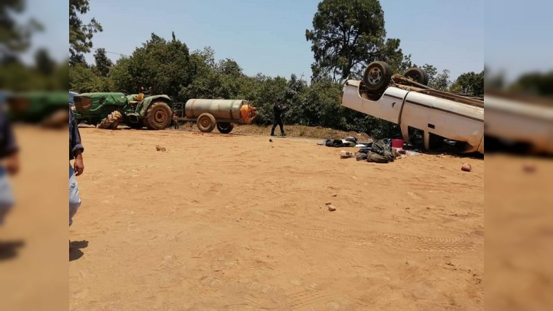 Volcadura de camioneta deja 8 heridos, en Tingambato