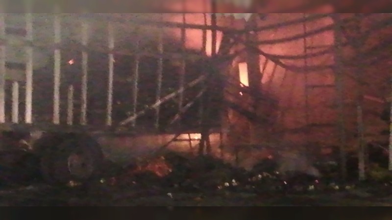 Quedan calcinados un camión, una camioneta y 4 locales, tras incendio en Morelia 