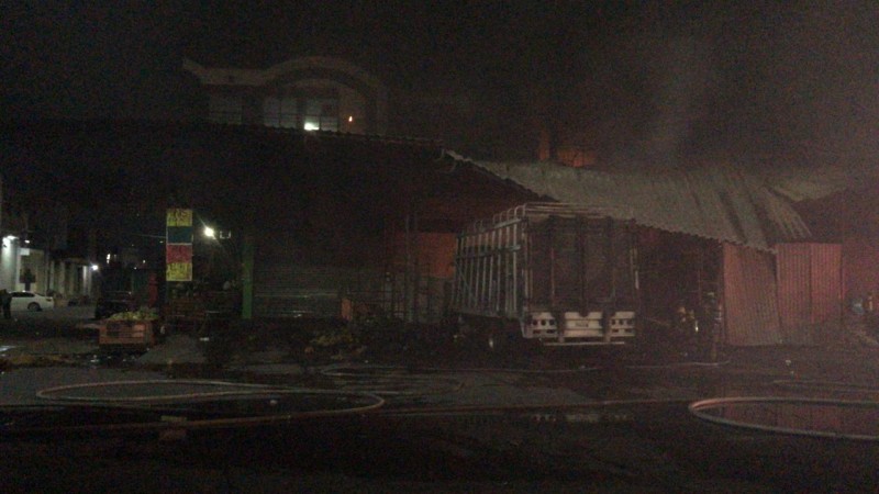 Quedan calcinados un camión, una camioneta y 4 locales, tras incendio en Morelia 
