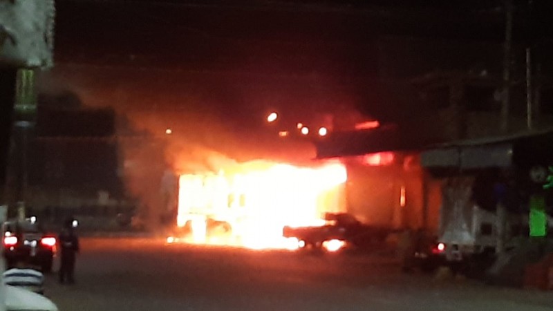 Incendio consume 4 locales, una camioneta y un camión, en Morelia 