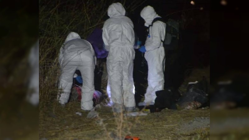 Encuentran 2 cadáveres que portaba ropa táctica, a un costado de la autopista de Occidente 