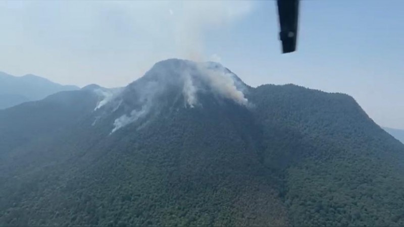 Dos helicópteros con helibalde combaten incendio en El Cacique