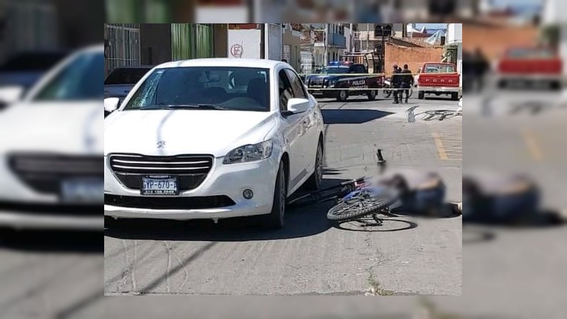 Ejecutan a un conductor y balas alcanzan a un ciclista, en pleno Centro de Huandacareo 