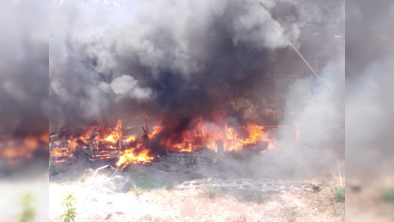 Arden viviendas en Lomas del Punhuato 
