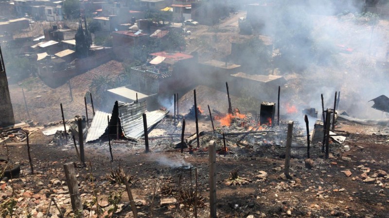 Arden viviendas en predio irregular, en Lomas del Punhuato 