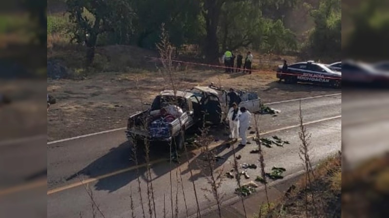 Dos muertos y 2 heridos, tras choque de camionetas, en Charo   