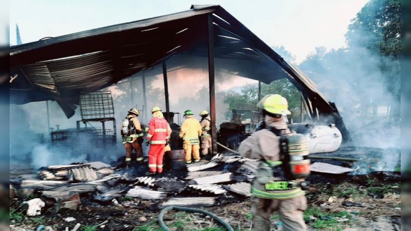 Grandes pérdidas materiales dejó incendio, en cartonera de Uruapan 