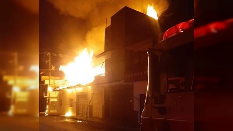 Incendio arrasa con vivienda y 3 locales, en Uruapan 