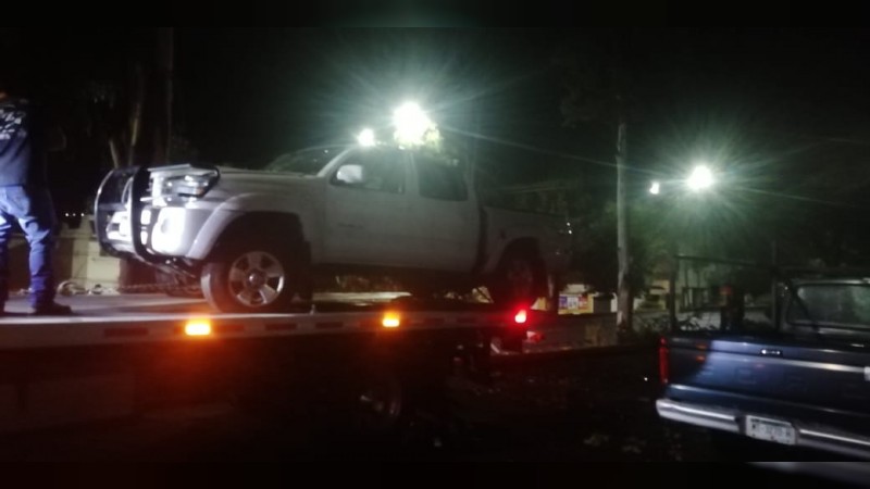 Vuelca camioneta en avenida Acueducto de Morelia, tripulantes ilesos