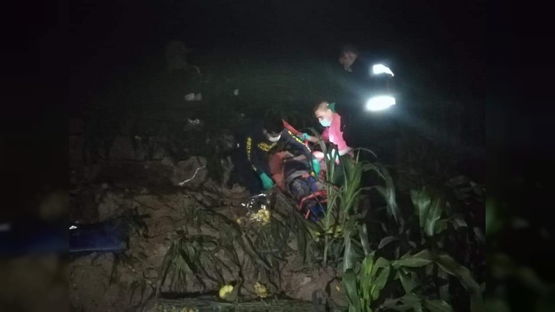 Camioneta cae a barranco, en Zitácuaro; conductor se salva de milagro 