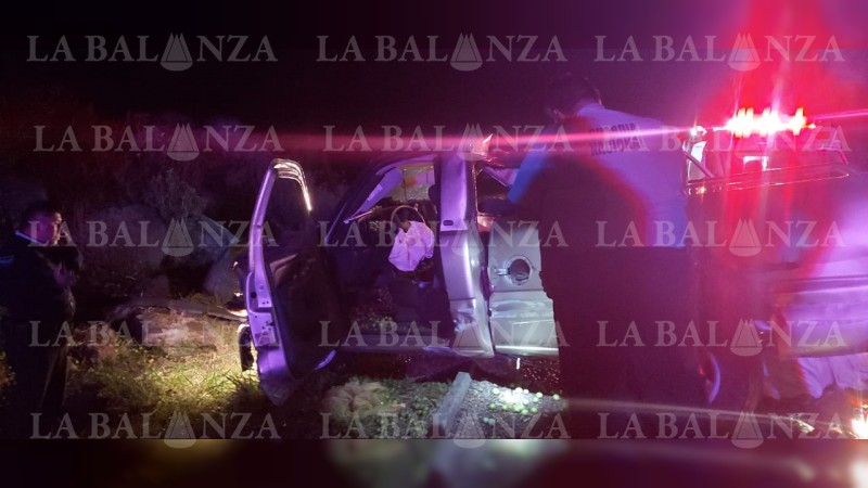 Volcadura de camioneta cargada con limón dejó un herido, en la Morelia-Pátzcuaro  