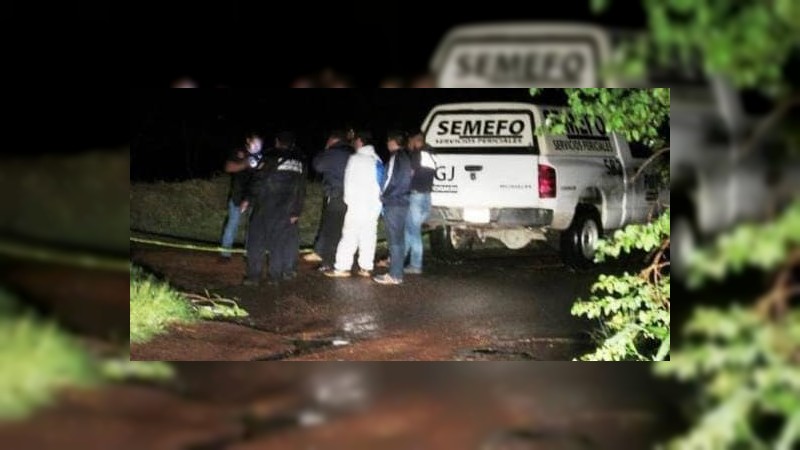 Tiran 2 cadáveres baleados, en tramo carretero de Tangancícuaro