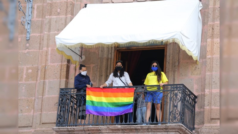 Colocan banderas arcoiris en balcones de Palacio de Gobierno 