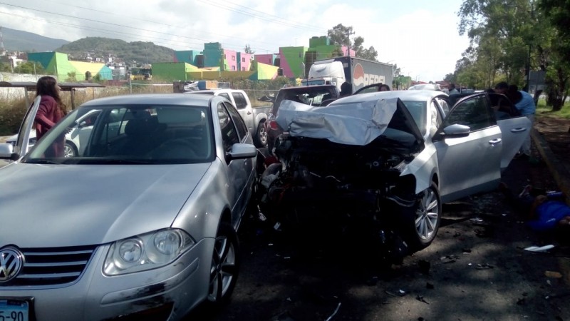 Carambola de 4 autos deja 2 heridos, en el Libramiento de Morelia