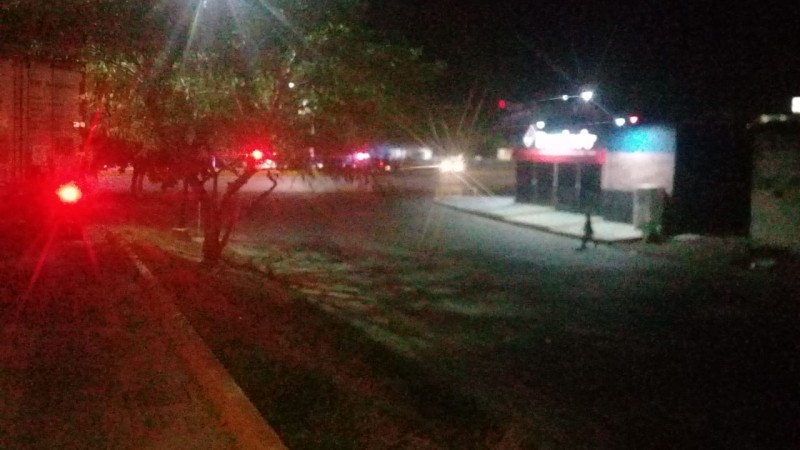 Delincuentes atacan a policías, en Apatzingán; un oficial herido 