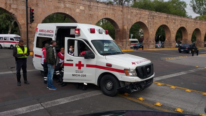 Auto impacta ambulancia, en Morelia; hay un paramédico herido 