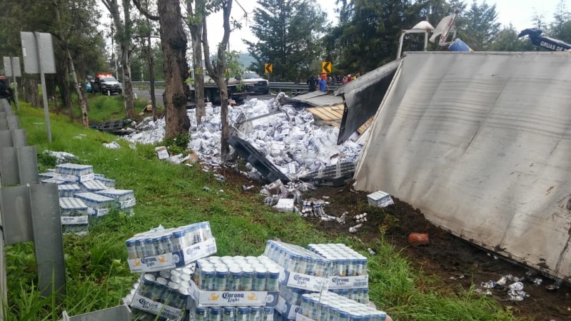Sufre accidente carretero camión cargado con cerveza, en la Morelia-Pátzcuaro 