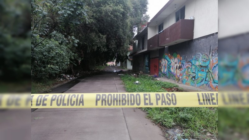Tiran cadáver amarrado y baleado, cerca de 2 escuelas en Uruapan 