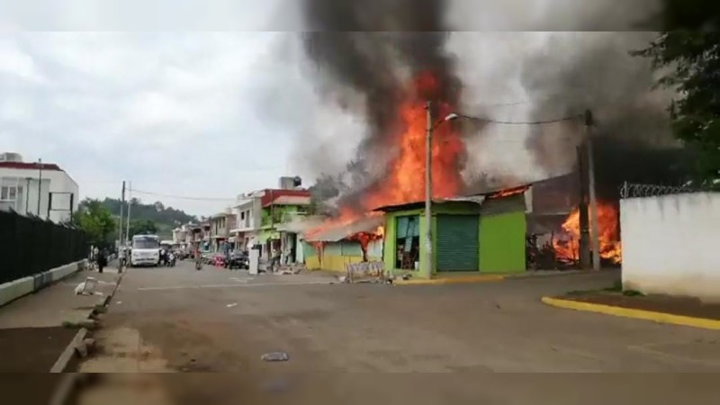 Incendio arrasa con tres domicilios, en Uruapan