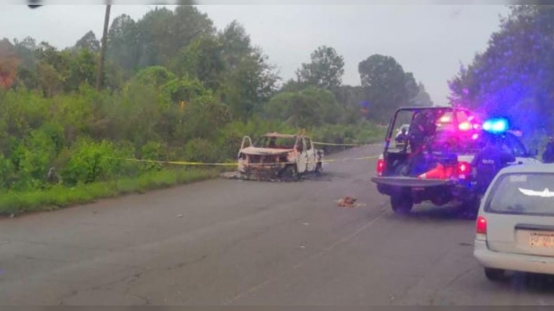 Hallan cadáveres de 2 hombres y camioneta calcinada, en Tangamandapio  
