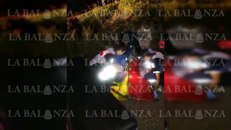Vuelca y se incendia auto en Morelia; el conductor quedó gravemente herido  