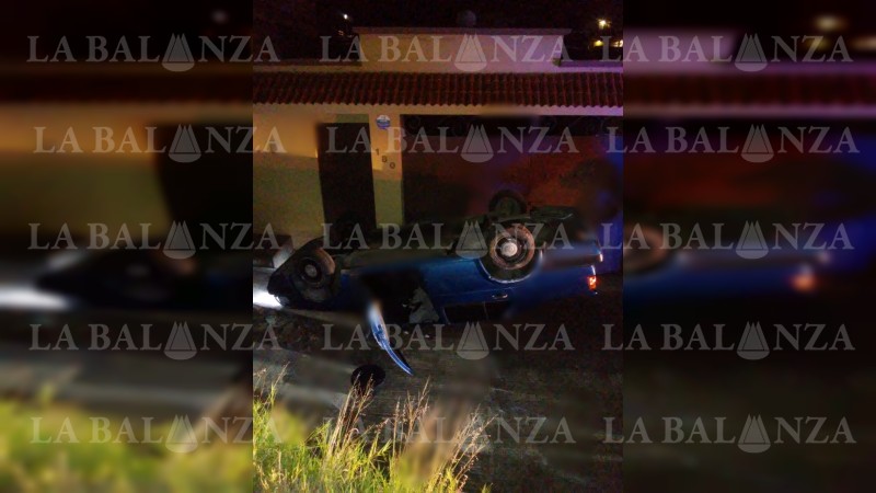 Vuelca y se incendia auto en Morelia; el conductor quedó gravemente herido  