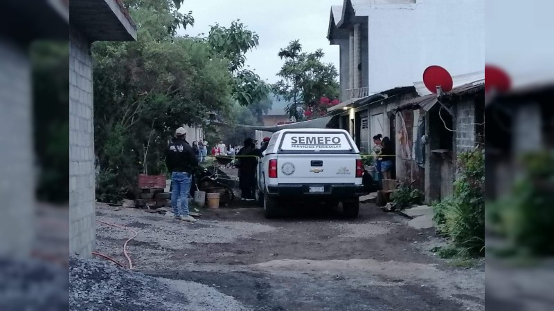 Sicarios persiguen a hombre, en calles de Apatzingán y lo ejecutan 