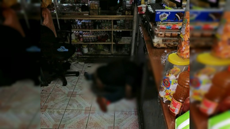 Solitario sicario ejecuta a jefe de tenencia y a su hijo, en Chilchota 