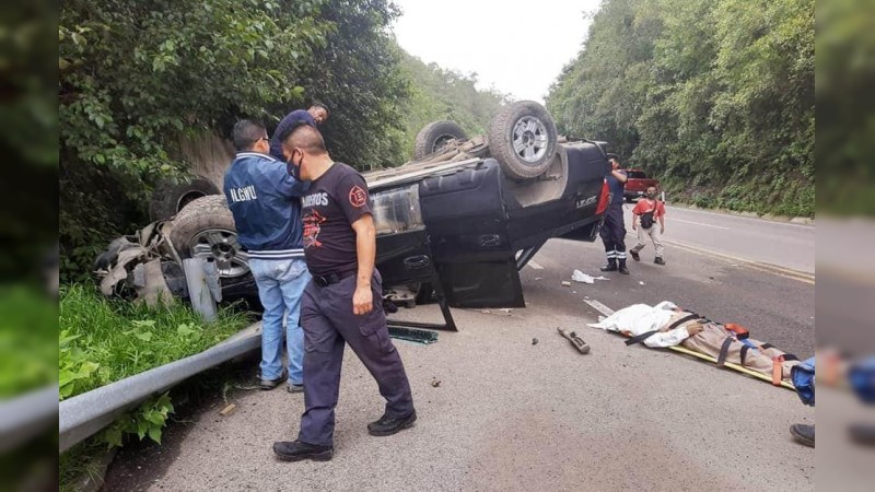 Muere hombre tras volcar su camioneta, en Zitácuaro 