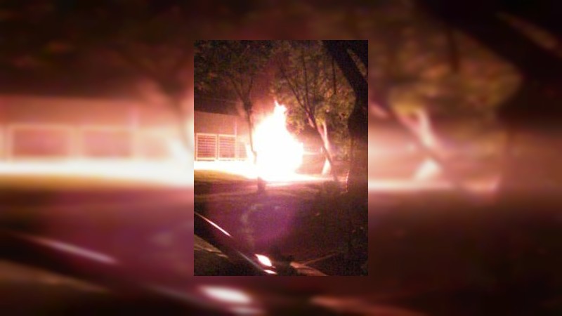 Incendian camioneta en Zamora; bomberos se niegan a atender emergencia 