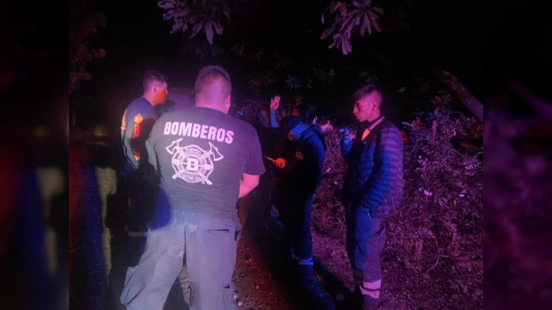 Rescatan bomberos a joven en Cerro Cacique
