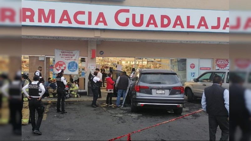 Conductor se estampa contra farmacia Guadalajara de camelinas