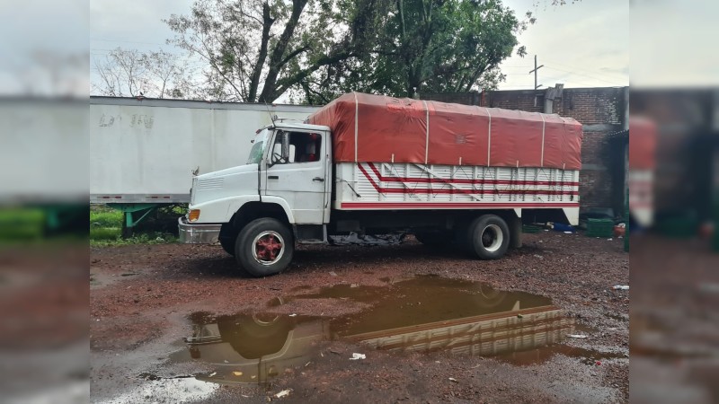 En cateo, recupera FGE dos camiones de carga  y aguacate, en Uruapan