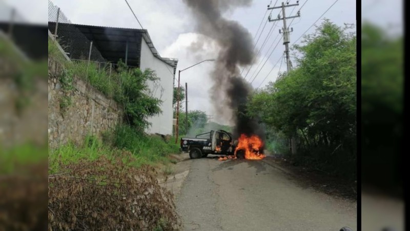 Incendian patrulla y autos, en Arteaga  