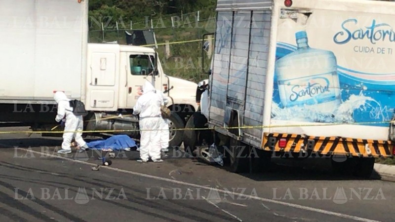 Fallece motociclista, tras ser impactado por un camión, en Morelia 