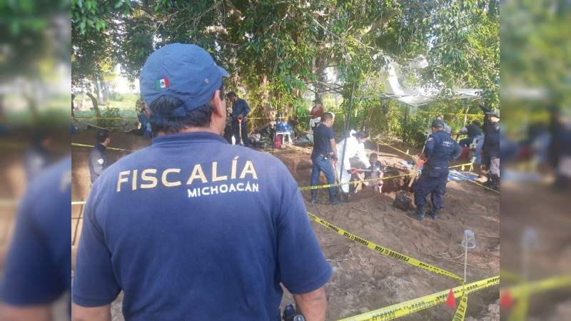 Localizan 53 fragmentos óseos en fosa clandestina de Coahuayana