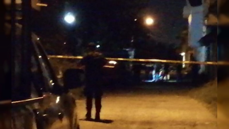 Sujetos armados bajan de auto a hombre maniatado y lo ejecutan, en calles de Zamora 