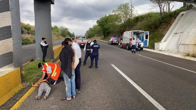 Mujer intenta suicidarse, tras lanzarse de un puente, en Morelia