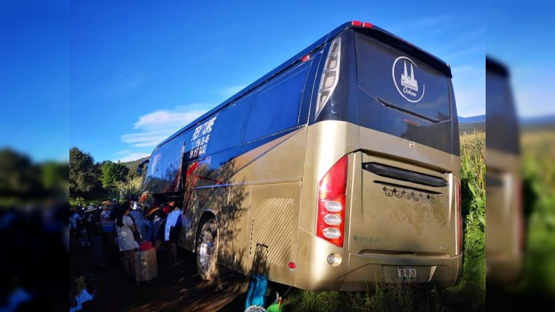 Empistolados secuestran autobús y atracan a sus 49 pasajeros  
