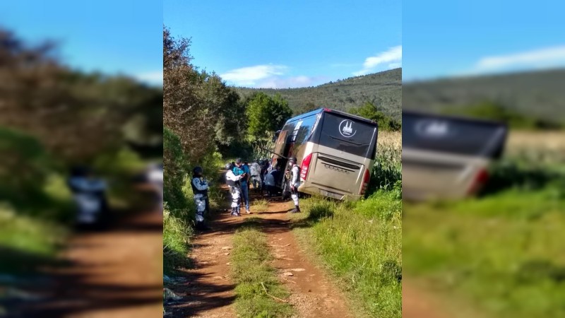 Empistolados secuestran autobús y atracan a sus 49 pasajeros  