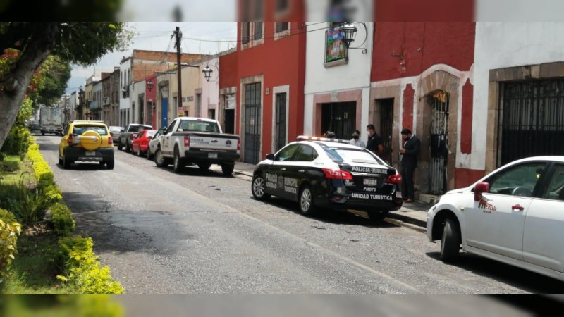 Dentro de cuarto de vecindad hallan muerto a un hombre, en Morelia