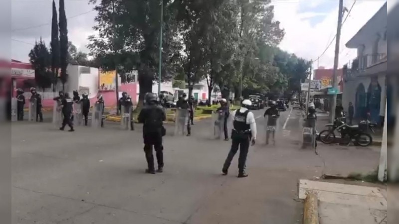 Desalojan presidencia municipal de Uruapan y detienen a 30 comuneros