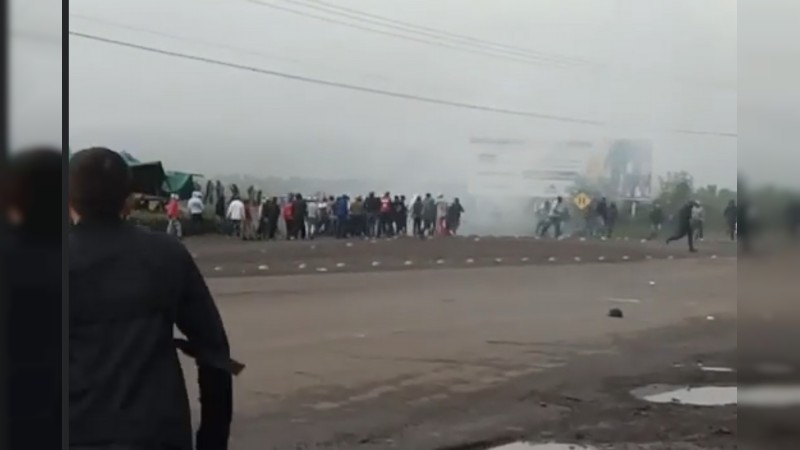 Se enfrentan policías y normalistas, en Tiripetío; hay 8 heridos 