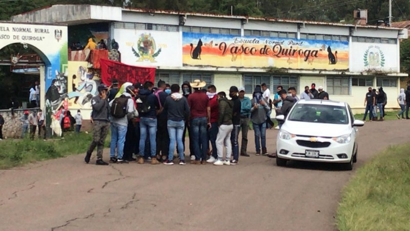Más de 30 heridos, tras choque entre normalistas y policías, en Tiripetío 